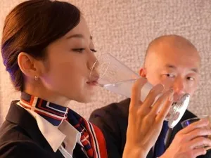 Nữ sinh đeo kính! Biểu cảm thật mát mẻ và thư giãn! Đừng bỏ lỡ biển gần đây, cởi đồ lót ra, nhấc mông và âm hộ lên, mở âm hộ cận cảnh, lỗ khít, và ngón tay của bạn đang cọ xát